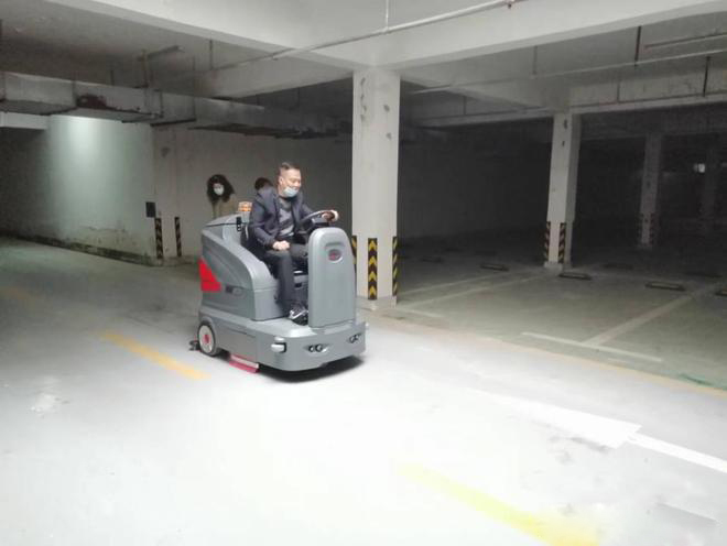 柳州小区物业保洁不用人力改用驾驶式洗地机了